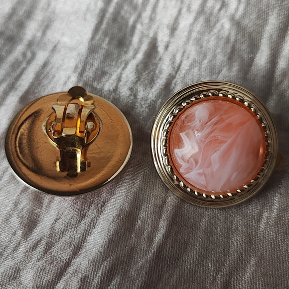 Light Weight Vintage Peach Swirl Gold Tone Clip Earrings EUC - Picture 3 of 8